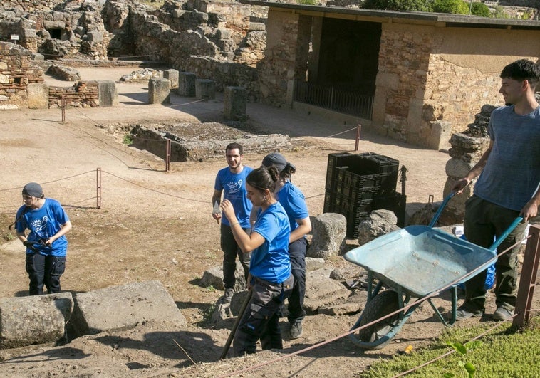 El curso de arqueología del Consorcio redescubre mármoles ocultos del Teatro Romano